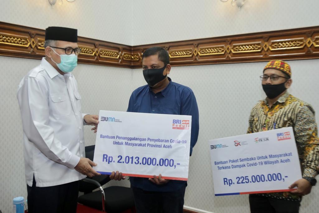 Plt Gubernur Aceh, Nova Iriansyah, menyerahkan secara simbolis CSR dari Bank Rakyat Indonesia (BRI) bekerjasama dengan Otoritas Jasa Keuangan (OJK) kepada masyarakat Aceh yang terdampak Covid-19, di Pendopo Gubernur Aceh, Banda Aceh, Selasa (14/7/2020).