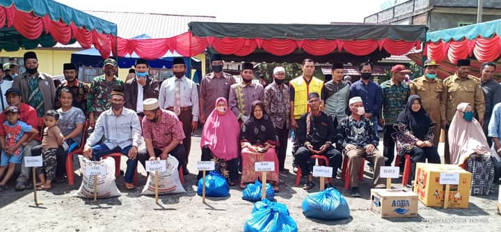 Masyarakat Puja Mulia, Kecamatan Bandar, terima bantuan pangan. Kamis, 23/07/2020.