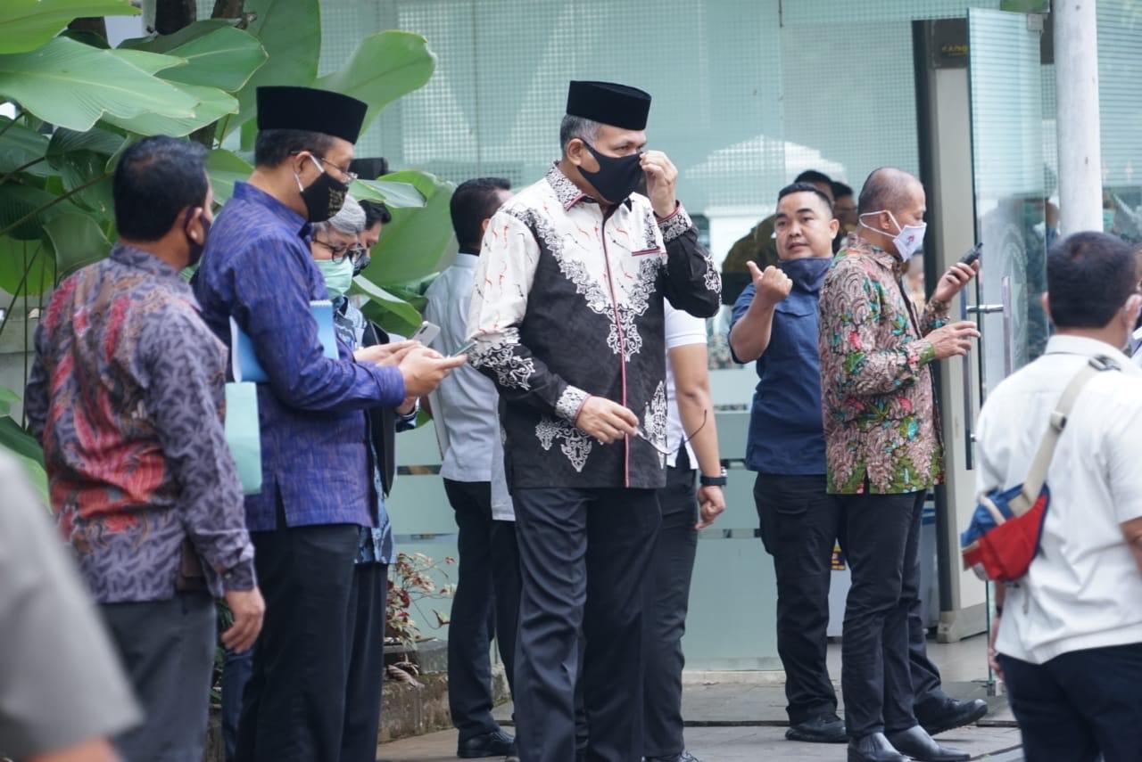 Plt Gubernur Aceh, Nova Iriansyah usai mengikuti rapat penyerapan Anggaran Pendapatan, dan Belanja Daerah (APBD) tahun 2020 di Istana Kepresidenan, Bogor, Rabu, (15/7/2020). [Foto: Humas BPPA]