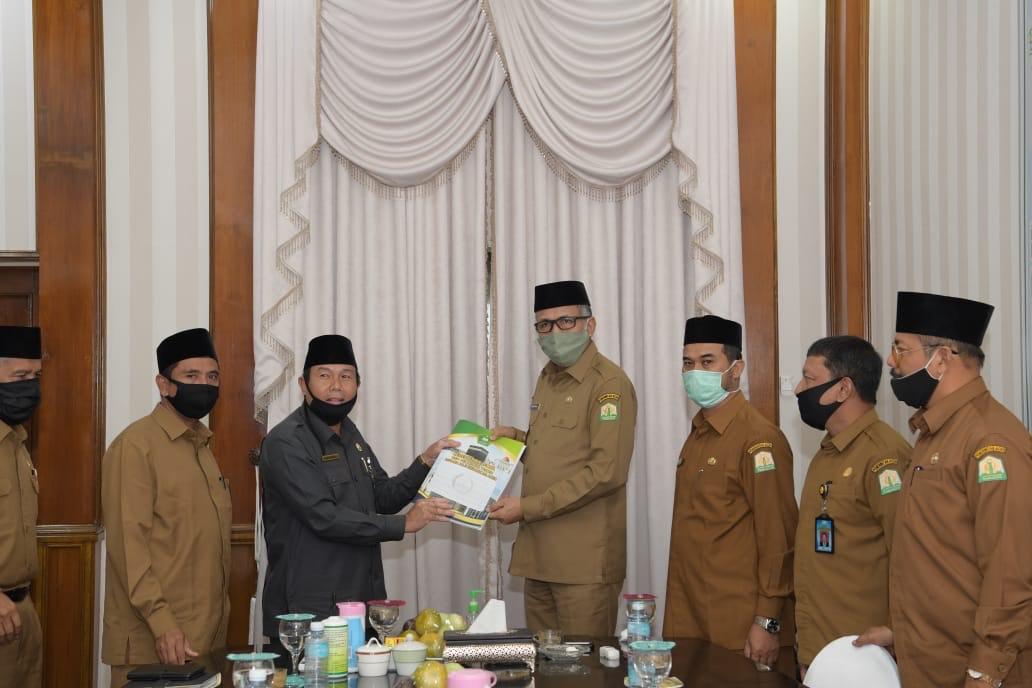 Pelaksana Tugas Gubernur Aceh, Nova Iriansyah, menerima kunjungan silaturrahmi dan audiensi dari Kepala Kantor Wilayah Kementerian Agama Aceh dan Kepala Unit Pelaksana Teknis (UPT) Asrama Haji Embarkasi Aceh, di Pendopo Gubernur Aceh, Banda Aceh, Selasa, (28/7/2020).