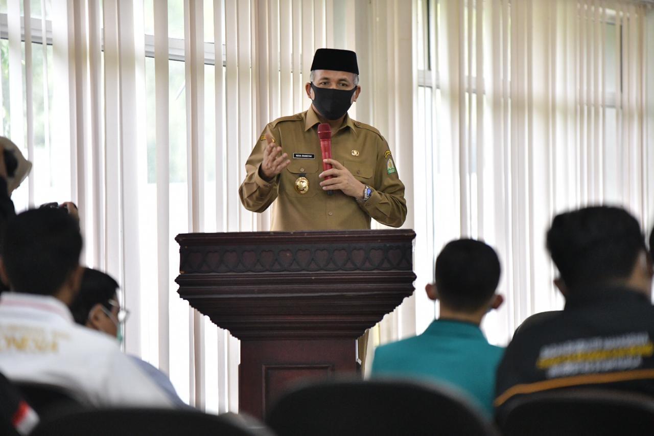 Plt. Gubernur Aceh, Ir. Nova Iriansyah,M.T menjadi Keynote Speaker pada diskusi DINAMIS Discussion About Economic Issues “ Keberlangsungan Ekonomi Aceh Paska Ditetapkan Sistem Normal Baru” di Balai Sidang Fakultas Ekonomi Unsyiah, Selasa, (28/7/2020)