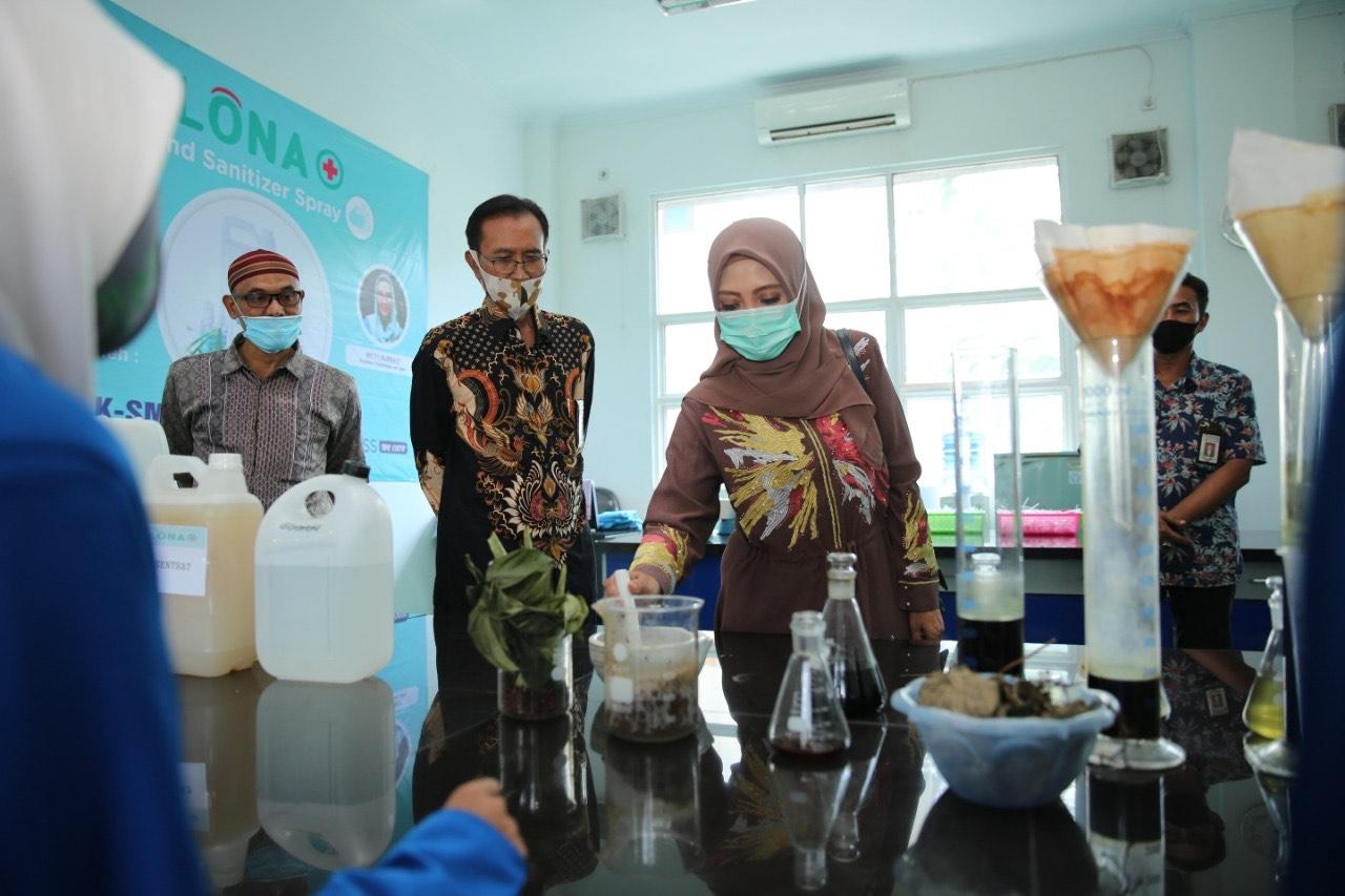 Wakil Ketua Tim Gugus Tugas Penanganan Covid 19 Aceh, Dr. Ir. Dyah Erti Idawati, MT meninjau pembuatan hand  sanitizer di SMTI, Senin 20 Juli 2020