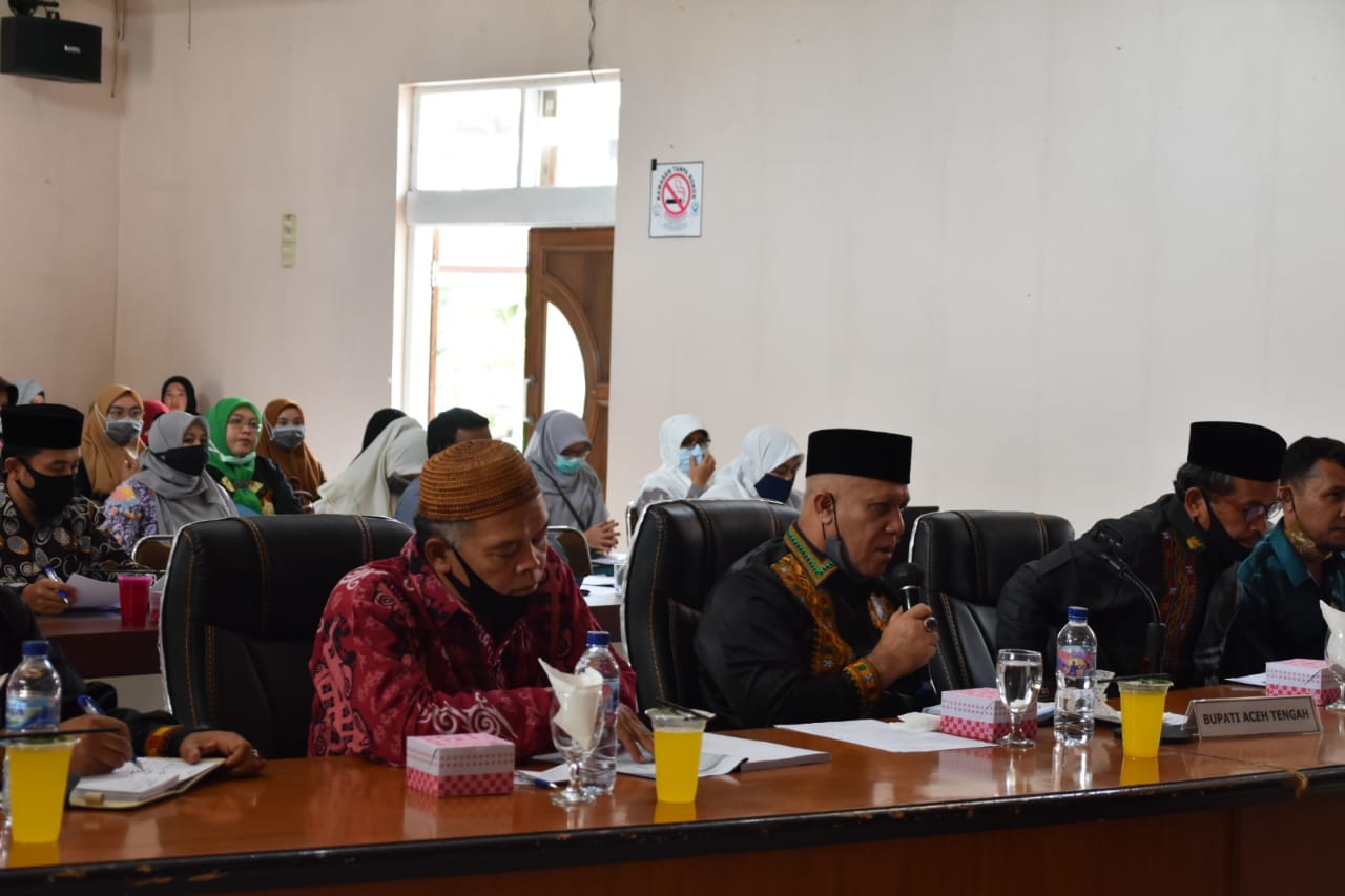 Bupati Aceh Tengah didampingi Asisten III Administrasi umum, Kepala Badan Perencanaan Pembangunan Daerah, Inspektur dan Kepala Bagian Organisasi dan Tata Laksana Setdakab Aceh Tengah serta Para Kepala SKPK terkait lainnya mengikuti Video Conference Sosialisasi Reformasi Birokrasi dan Akuntabilitas Kinerja Instansi Pemerintah (AKIP) tahun 2019, yang dilaksanakan oleh Kementerian Pendayagunaan Aparatur Negara dan Reformasi Birokrasi (MenPan RB) yang berlangsung di Gedung Oproom Setdakab Aceh Tengah, Kamis (27/08/2020).