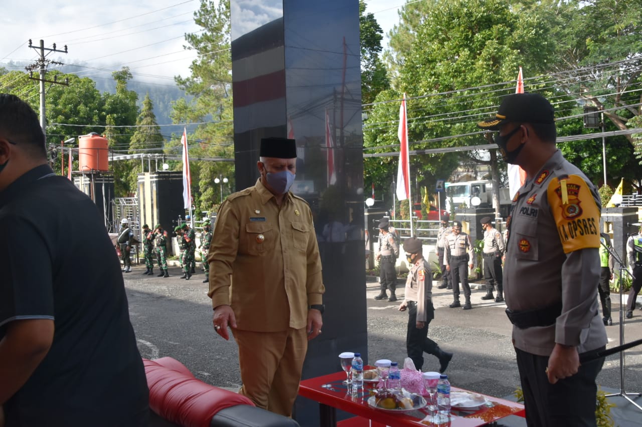 Bupati Aceh Tengah, Drs. Shabela Abubakar mengikuti apel gelar pasukan dalam rangka peningkatan disiplin dan penegakan hukum protokol kesehatan di lapangan Mapolres setempat, Senin (24/08).