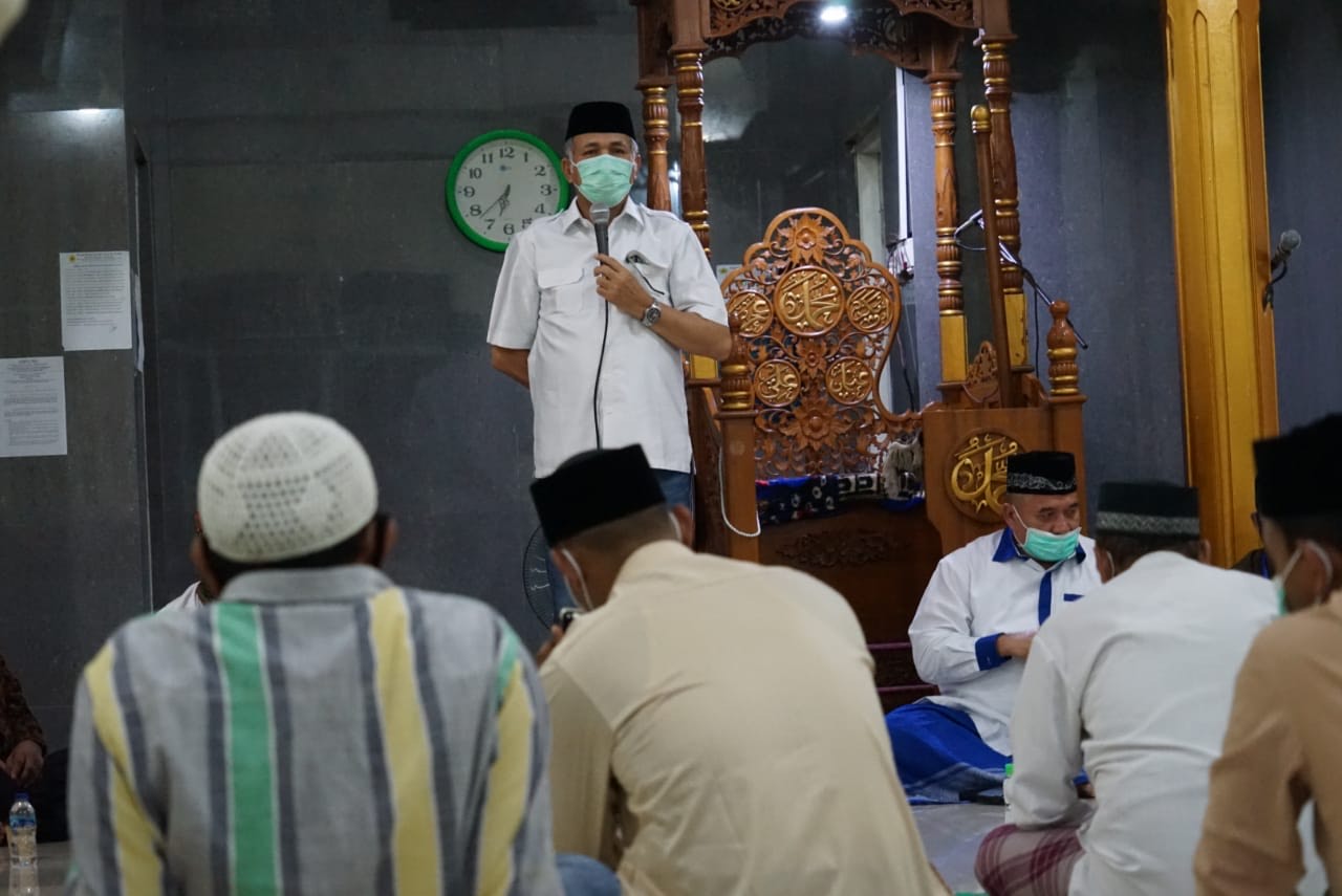 Plt Gubernur Aceh, Nova Iriansyah memberikan sambutan saat bersilaturahmi dengan masyarakat Aceh yang berada di Batam, di Masjid Syiah Kuala Batam Kepulauan Riau, Sabtu (3/10/2020). 