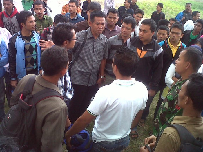 Sejumlah mahasiswa berdikusi dengan seorang anggota TNI usai kejadian penembakan. (Foto: Jus Alam Riski)