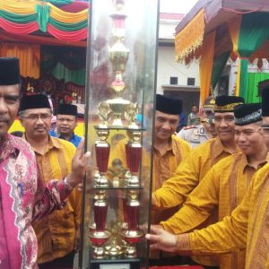 Bupati Aceh Tengah, Nasaruddin didampingi unsur Forkopimda menyerahkan piala Bergilir kepada Camat Bebesen, sebagai juara umum. (Foto: IST)