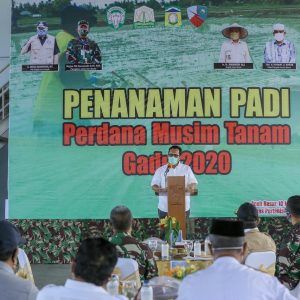 Asisten Perekonomian dan Pembangunan Setda Aceh, Teuku Ahmad Dadek menyampaikan sambutan pada Penanaman Perdana Padi Musim Tanam Gadu 2020 di Lahan Shelter Galaxy Lanud SIM Blang Bintang, Aceh Besar, Rabu, 10/06/2020.