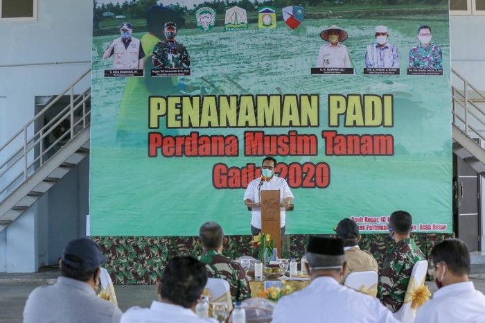 Asisten Perekonomian dan Pembangunan Setda Aceh, Teuku Ahmad Dadek menyampaikan sambutan pada Penanaman Perdana Padi Musim Tanam Gadu 2020 di Lahan Shelter Galaxy Lanud SIM Blang Bintang, Aceh Besar, Rabu, 10/06/2020.