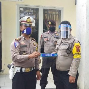 Kasat Lantas Polres Bener Meriah bagikan Masker dan APD Face di Kampung Bathin Wih Pongas. Foto Putra Mandala.