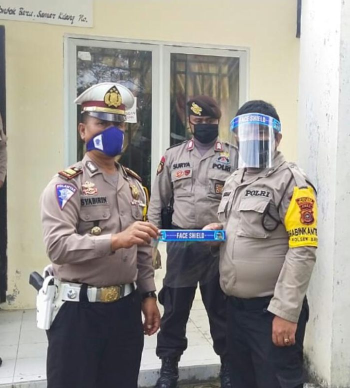 Kasat Lantas Polres Bener Meriah bagikan Masker dan APD Face di Kampung Bathin Wih Pongas. Foto Putra Mandala.