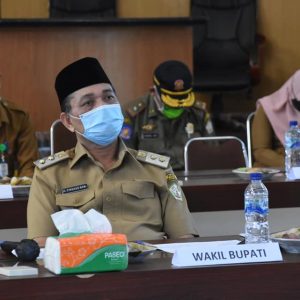 Wakil Bupati Aceh Tengah Firdaus, SKM sedang mengikuti Video Conference (Vidcon) Forkopimda Aceh dengan Forkopimda Kabupaten/Kota dalam rangka pembahasan penegasan protokol kesehatan untuk percepatan penanganan Covid-19 di Aceh. Selasa (9/6/2020).