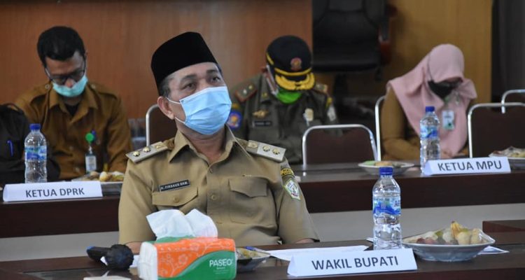 Wakil Bupati Aceh Tengah Firdaus, SKM sedang mengikuti Video Conference (Vidcon) Forkopimda Aceh dengan Forkopimda Kabupaten/Kota dalam rangka pembahasan penegasan protokol kesehatan untuk percepatan penanganan Covid-19 di Aceh. Selasa (9/6/2020).