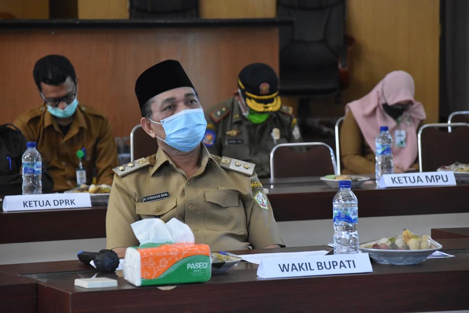 Wakil Bupati Aceh Tengah Firdaus, SKM sedang mengikuti Video Conference (Vidcon) Forkopimda Aceh dengan Forkopimda Kabupaten/Kota dalam rangka pembahasan penegasan protokol kesehatan untuk percepatan penanganan Covid-19 di Aceh. Selasa (9/6/2020).