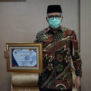 Plt. Gubernur Aceh, Ir. Nova Iriansyah MT. menerima piagam penghargaan pelayanan Keluarga Berencana (KB) tahun 2020 dari Badan Kependudukan dan Keluarga Berencana Nasional (BKKBN) di Jakarta, Jum'at (24/7/2020).