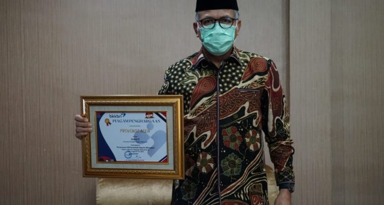 Plt. Gubernur Aceh, Ir. Nova Iriansyah MT. menerima piagam penghargaan pelayanan Keluarga Berencana (KB) tahun 2020 dari Badan Kependudukan dan Keluarga Berencana Nasional (BKKBN) di Jakarta, Jum'at (24/7/2020).