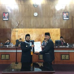 Bupati Sarkawi dan Ketua DPRK Muhammad Saleh