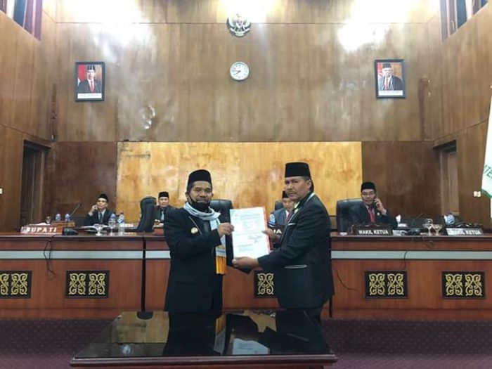 Bupati Sarkawi dan Ketua DPRK Muhammad Saleh