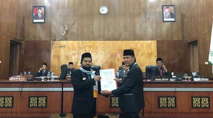 Bupati Sarkawi dan Ketua DPRK Muhammad Saleh