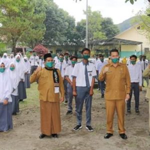 Bupati Tgk H. Sarkawi didampingi oleh Sekda Drs. Haili Yoga, M.Si, para Staf Ahli Buapti, Wakil Ketua II Anwar, Ketua MPU Tgk. Almuzani, Asisten I Drs. Mukhlis, Asisten II Abdul Muis, SE. MT, Asisten III Drs. Suarman, MM, Kepala Dinas Pendidikan Aceh Cabang Bener Meriah,Kadis Pendidikan Sukur, S.Pd, M.Pd