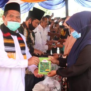 Bupati Bener Meriah Tgk. H. Sarkawi serahkan bantuan terkait dengan Program Ketahanan Pangan Kabupaten Bener Meriah kali ini dilakukan untuk masyarakat Kampung Kala Nempan, Kecamatan Bandar di Kantor Reje Kampung setempat, Rabu, 15/7/2020.