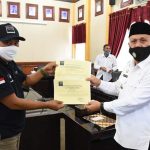 Penyerahan sertifikat pengelola gudang SRG yang baru ini diserahkan oleh Kepala Bagian Penguatan dan Pemberdayaan SRG Bappebti, Yuli Edi Subagio, dan diterima langsung oleh Bupati Aceh Tengah, Drs. Shabela Abubakar di ruang kerjanya, Rabu (15/07/20).