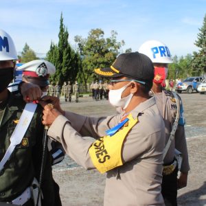 Penyematan tanda pita operasi dilakukan oleh Kapolres Bener Meriah kepada perwakilan Prajurit Subdenpom IM/1-7 Bener Meriah diantaranya, Sertu Cpm Dedi J, Personil Sat Lantas Polres Bener Meriah Briptu Vadly Chaniara dan dari Dinas perhubungan Rian Putra, ST.