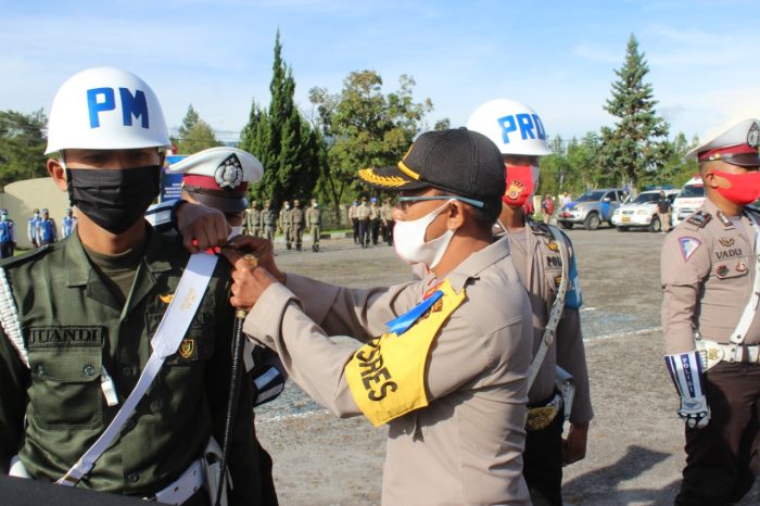 Penyematan tanda pita operasi dilakukan oleh Kapolres Bener Meriah kepada perwakilan Prajurit Subdenpom IM/1-7 Bener Meriah diantaranya, Sertu Cpm Dedi J, Personil Sat Lantas Polres Bener Meriah Briptu Vadly Chaniara dan dari Dinas perhubungan Rian Putra, ST.