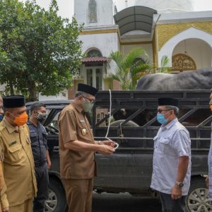 Plt. Gubernur Aceh, Nova Iriansyah, menyerahkan Hewan Qurban Bantuan Presiden Republik Indonesia kepada Wakil Wali Kota Subulussalam, Salmaza, MAP di Pendopo Gubernur Aceh, Banda Aceh,27/7/2020