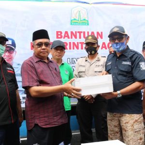 Penyerahan bantuan secara simbolis oleh Kepala Dinas Sosial Aceh Drs Alhudri yang diterima langsung oleh Bupati Aceh Jaya, Irfan TB