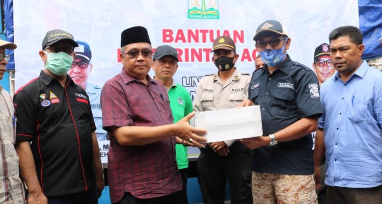 Penyerahan bantuan secara simbolis oleh Kepala Dinas Sosial Aceh Drs Alhudri yang diterima langsung oleh Bupati Aceh Jaya, Irfan TB