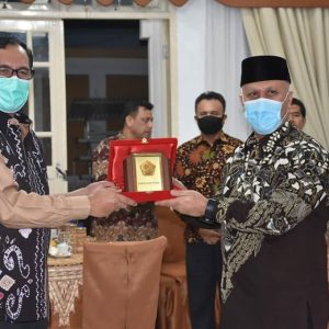 Kabupaten Aceh Tengah meraih penghargaan sebagai Kabupaten Cukup Peduli HAM Tahun 2018 yang diserahkan oleh Kepala Kanwil Kementerian Hukum dan HAM Aceh Zulkifli, SH, MH kepada Bupati Aceh Tengah Drs. Shabela Abubakar di Pendopo Bupati, Rabu malam (22/07).