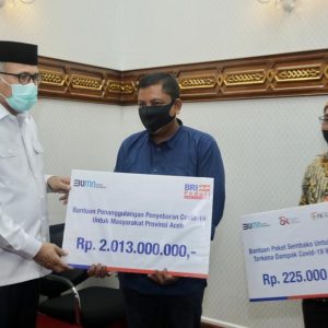 Plt Gubernur Aceh, Nova Iriansyah, menyerahkan secara simbolis CSR dari Bank Rakyat Indonesia (BRI) bekerjasama dengan Otoritas Jasa Keuangan (OJK) kepada masyarakat Aceh yang terdampak Covid-19, di Pendopo Gubernur Aceh, Banda Aceh, Selasa (14/7/2020).