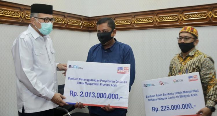 Plt Gubernur Aceh, Nova Iriansyah, menyerahkan secara simbolis CSR dari Bank Rakyat Indonesia (BRI) bekerjasama dengan Otoritas Jasa Keuangan (OJK) kepada masyarakat Aceh yang terdampak Covid-19, di Pendopo Gubernur Aceh, Banda Aceh, Selasa (14/7/2020).