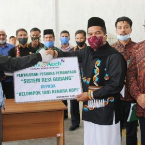 Bupati Bener Meriah Tgk. H. Sarkawi serahkan penyaluran perdana pembiayaan sistem resi gudang Kelompok Tani Kenara Kopi. Kamis, 16/7/2020.