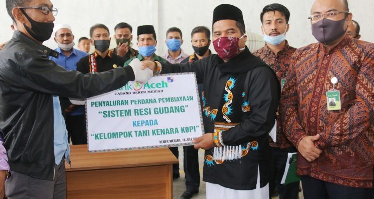 Bupati Bener Meriah Tgk. H. Sarkawi serahkan penyaluran perdana pembiayaan sistem resi gudang Kelompok Tani Kenara Kopi. Kamis, 16/7/2020.