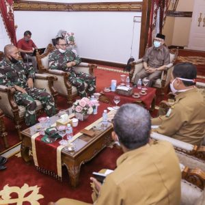 Plt. Gubernur Aceh menerima kunjungan silaturahmi keluarga besar Persatuan Menembak Angkatan Darat (Perbakad) yang dipimpin Ketua Perbakad Aceh, Kasdam IM, Brigjen TNI Joko Purwo Putranto, M.sc di Pendopo Gubernur Aceh, Banda Aceh, Senin (13/7/2020).