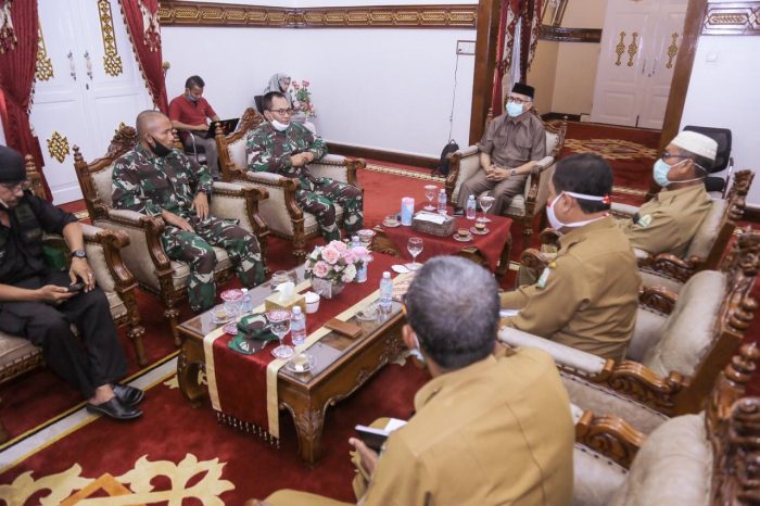 Plt. Gubernur Aceh menerima kunjungan silaturahmi keluarga besar Persatuan Menembak Angkatan Darat (Perbakad) yang dipimpin Ketua Perbakad Aceh, Kasdam IM, Brigjen TNI Joko Purwo Putranto, M.sc di Pendopo Gubernur Aceh, Banda Aceh, Senin (13/7/2020).