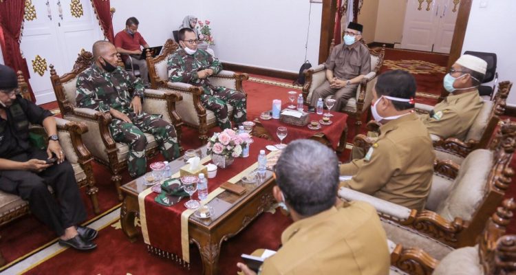 Plt. Gubernur Aceh menerima kunjungan silaturahmi keluarga besar Persatuan Menembak Angkatan Darat (Perbakad) yang dipimpin Ketua Perbakad Aceh, Kasdam IM, Brigjen TNI Joko Purwo Putranto, M.sc di Pendopo Gubernur Aceh, Banda Aceh, Senin (13/7/2020).