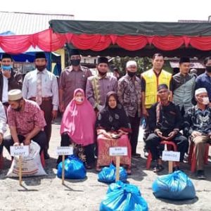 Masyarakat Puja Mulia, Kecamatan Bandar, terima bantuan pangan. Kamis, 23/07/2020.