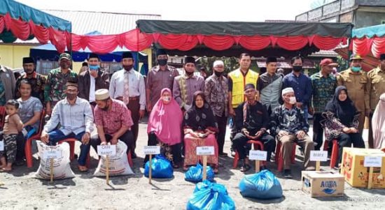 Masyarakat Puja Mulia, Kecamatan Bandar, terima bantuan pangan. Kamis, 23/07/2020.