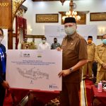 Plt. Gubernur Aceh, Nova Iriansyah menerima paket bantuan Islamic Development Bank (IsDB) The King Abdullah Bin Abdul Aziz dan Program for Charity Works (KAAP) untuk Anak Yatim, masyarakat dan Tenaga Medis di Pendopo Gubernur Aceh, Senin, 27/07/2020.