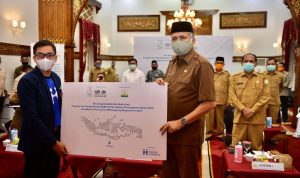 Plt. Gubernur Aceh, Nova Iriansyah menerima paket bantuan Islamic Development Bank (IsDB) The King Abdullah Bin Abdul Aziz dan Program for Charity Works (KAAP) untuk Anak Yatim, masyarakat dan Tenaga Medis di Pendopo Gubernur Aceh, Senin, 27/07/2020.