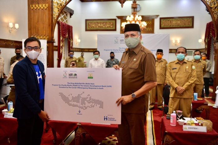 Plt. Gubernur Aceh, Nova Iriansyah menerima paket bantuan Islamic Development Bank (IsDB) The King Abdullah Bin Abdul Aziz dan Program for Charity Works (KAAP) untuk Anak Yatim, masyarakat dan Tenaga Medis di Pendopo Gubernur Aceh, Senin, 27/07/2020.