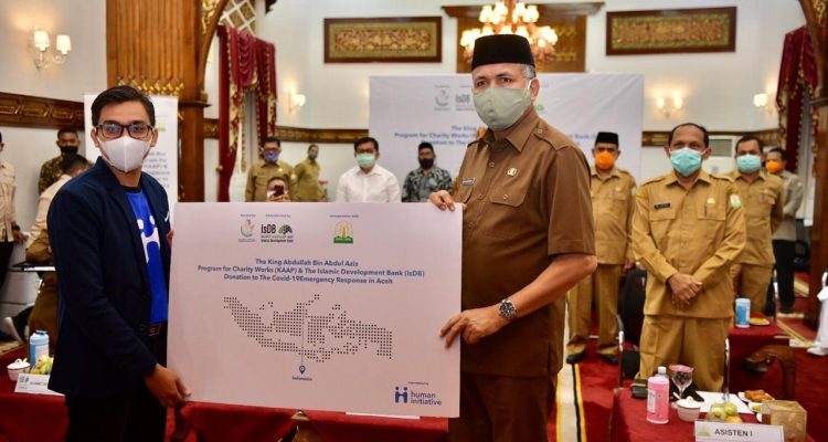 Plt. Gubernur Aceh, Nova Iriansyah menerima paket bantuan Islamic Development Bank (IsDB) The King Abdullah Bin Abdul Aziz dan Program for Charity Works (KAAP) untuk Anak Yatim, masyarakat dan Tenaga Medis di Pendopo Gubernur Aceh, Senin, 27/07/2020.