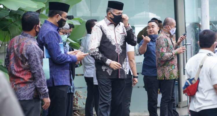 Plt Gubernur Aceh, Nova Iriansyah usai mengikuti rapat penyerapan Anggaran Pendapatan, dan Belanja Daerah (APBD) tahun 2020 di Istana Kepresidenan, Bogor, Rabu, (15/7/2020). [Foto: Humas BPPA]