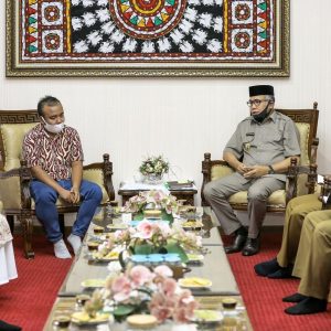 Plt Gubernur Aceh Nova Iriansyah menerima Audiensi dengan Forum pemuda Aceh Bersama Kadispora Aceh Dedy Yuswardi, di Rumah dinas wakil Gubernur Aceh, 21-7-2020.