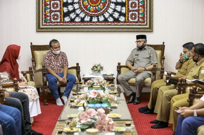 Plt Gubernur Aceh Nova Iriansyah menerima Audiensi dengan Forum pemuda Aceh Bersama Kadispora Aceh Dedy Yuswardi, di Rumah dinas wakil Gubernur Aceh, 21-7-2020.