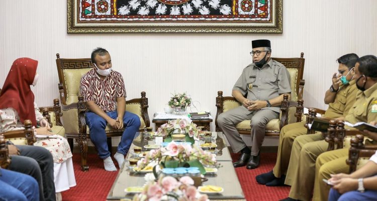 Plt Gubernur Aceh Nova Iriansyah menerima Audiensi dengan Forum pemuda Aceh Bersama Kadispora Aceh Dedy Yuswardi, di Rumah dinas wakil Gubernur Aceh, 21-7-2020.