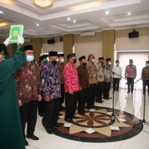 Kepala Kantor Wilayah Kementerian Agama Provinsi Aceh DR H Iqbal, S.Ag, M.Ag melantik 13 pejabat eselon 3 dalam lingkungan Kanwil Kemenag Aceh di aula kantor setempat, Jumat, 24 Juli 2020.